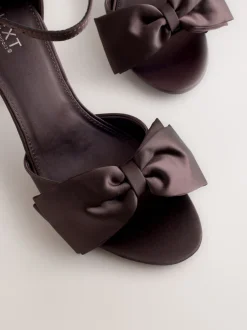 Next Marron chocolat - Sandales à talons carrés avec nœud en satin Forever Comfort® New