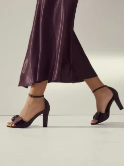 Next Marron chocolat - Sandales à talons carrés avec nœud en satin Forever Comfort® New