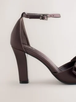 Next Marron chocolat - Sandales à talons carrés avec nœud en satin Forever Comfort® New