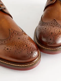 Next Marron fauve - Coupe classique - Chaussures Brogues épaisses à semelle contrastante en cuir Outlet