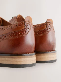Next Marron fauve - Coupe large - Chaussures Brogue en cuir à semelle contrastante