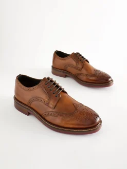 Next Marron fauve - Coupe large - Chaussures Brogues épaisses à semelle contrastante en cuir Sale