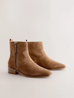 Next Marron fauve en daim - Bottes Forever Comfort® zippées sur le côté Sale