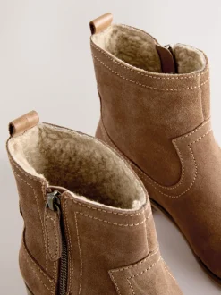 Next Marron fauve en daim - Bottes Forever Comfort® zippées sur le côté Sale