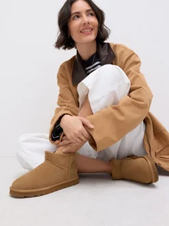 Next Marron fauve en daim - Bottes en fausse fourrure déperlantes New