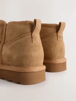 Next Marron fauve en daim - Bottes en fausse fourrure déperlantes New