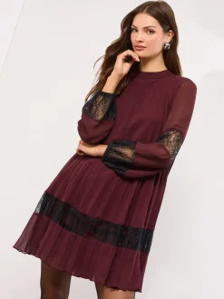 Lipsy Mini robe plissée avec dentelle Sale