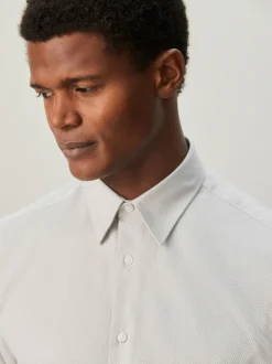 Next neutre - Ajustement régulier - Chemise habillée texturée à manches longues avec bordure Outlet