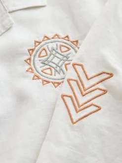 Next neutre - Chemise texturée brodée style Navajo à manches courtes Online