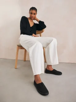 Next Noir - Baskets à enfiler en toile brodée sans lacets Clearance