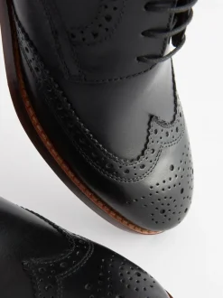 Next Noir - Coupe large - Chaussures Brogue en cuir à semelle contrastante Outlet