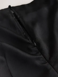 Next Noir - Robe mi-longue texturée en Satin à Manches courtes torsadée sur le devant Outlet