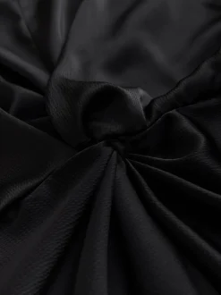 Next Noir - Robe mi-longue texturée en Satin à Manches courtes torsadée sur le devant Outlet