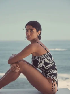 Next - Maillot de bain Bandeau gainant à jambes froncées Noir/Crème Palmier