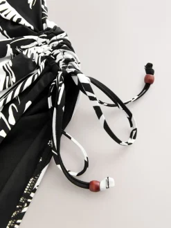 Next - Maillot de bain Bandeau gainant à jambes froncées Noir/Crème Palmier