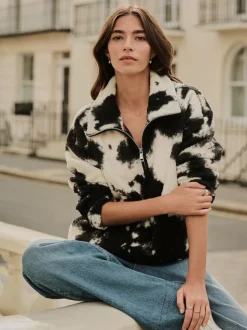 Next - Polaire douce en polaire en peau de mouton à col zippé Noir/écru imprimé vache Outlet