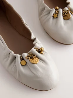 Next os - Chaussures plates Forever Comfort® en cuir à breloque froncée Best