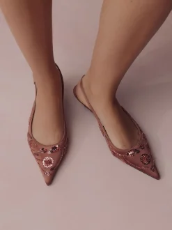 Next Rose - Forever Comfort Chaussures à talons chatons à bride arrière avec perles en satin Hot