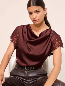 Friends Like These Rouge - Chemisier en Satin à Col bénitier et détail en dentelle Sale