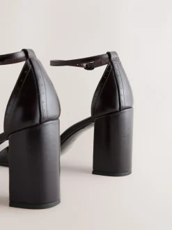 Next Rouge baie - Chaussures à talons carrés en cuir Forever Comfort® avec sangle à la cheville Outlet