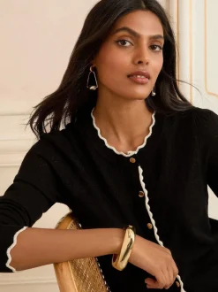 Love & Roses Sandales noires à bout festonné - Cardigan en maille Hot