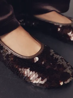 Next Sequins marron chocolat - Chaussures plates à sequins Forever Comfort® à bout rond Best