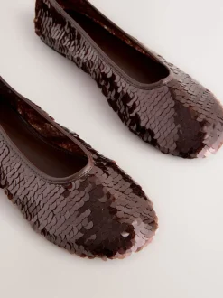 Next Sequins marron chocolat - Chaussures plates à sequins Forever Comfort® à bout rond Best