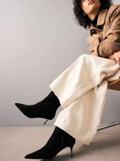 Next Suede noire - Bottes fines à talons et bout pointu Outlet