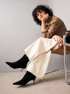 Next Suede noire - Bottes fines à talons et bout pointu Outlet