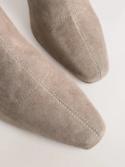 Next Taupe neutre - Bottes chaussettes à talon bloc et bout ciselé Clearance
