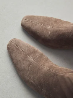 Next Taupe neutre - Bottes chaussettes à talon bloc et bout ciselé