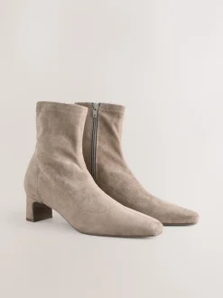 Next Taupe neutre - Bottes chaussettes à talon bloc et bout ciselé