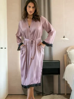 Pour Moi Violet - Robe de chambre Dusk en satin et dentelle à manches kimono