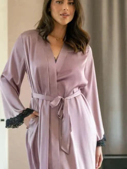 Pour Moi Violet - Robe de chambre Dusk en satin et dentelle à manches kimono